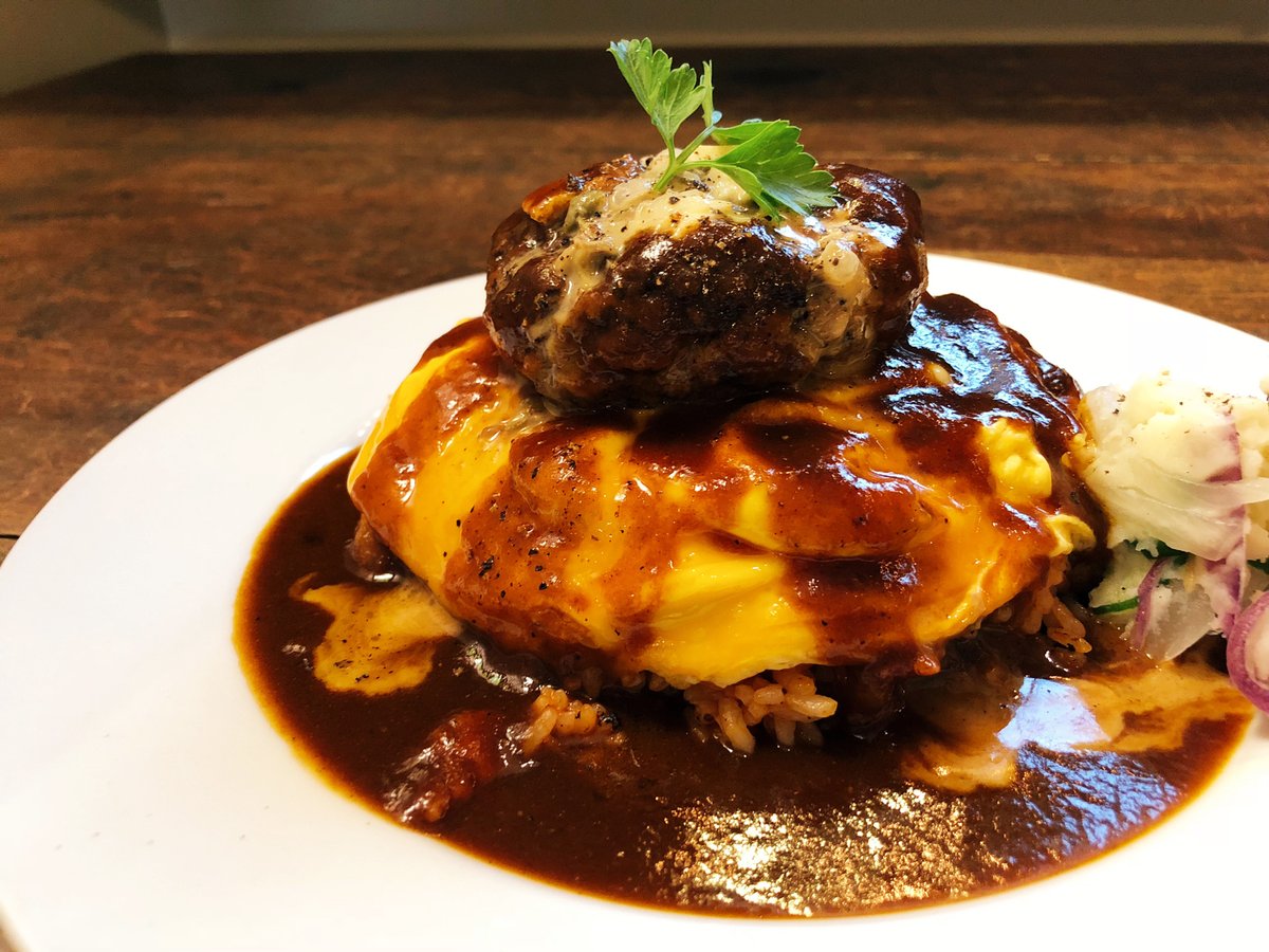 オムライスはとろとろ卵に包まれたケチャップライスも美味