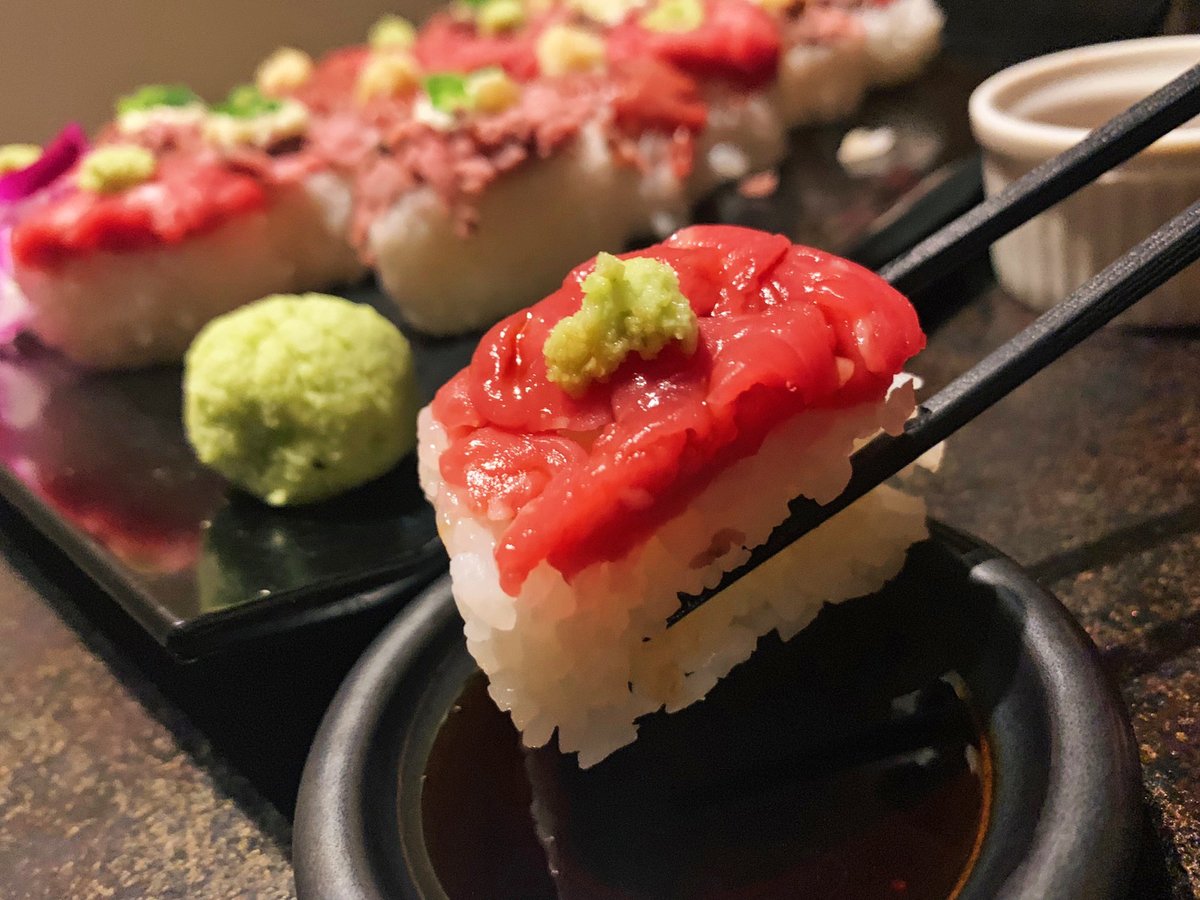 馬肉やサーロイン、ローストビーフの3種類を使った肉寿司を食べまくることが出来ます