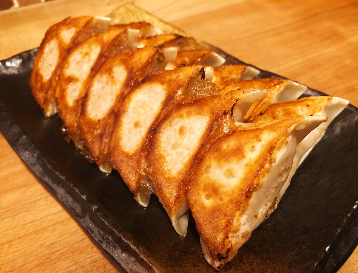 キツネ色にこんがり焼かれたパリパリ食感の焼き面とモチっとした皮の食感が最高