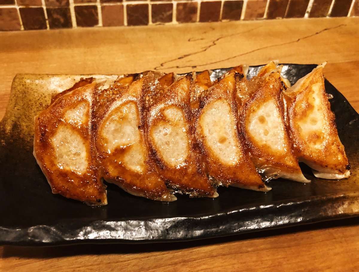 キツネ色にこんがり焼かれたパリパリ食感の焼き面とモチっとした皮の食感が最高