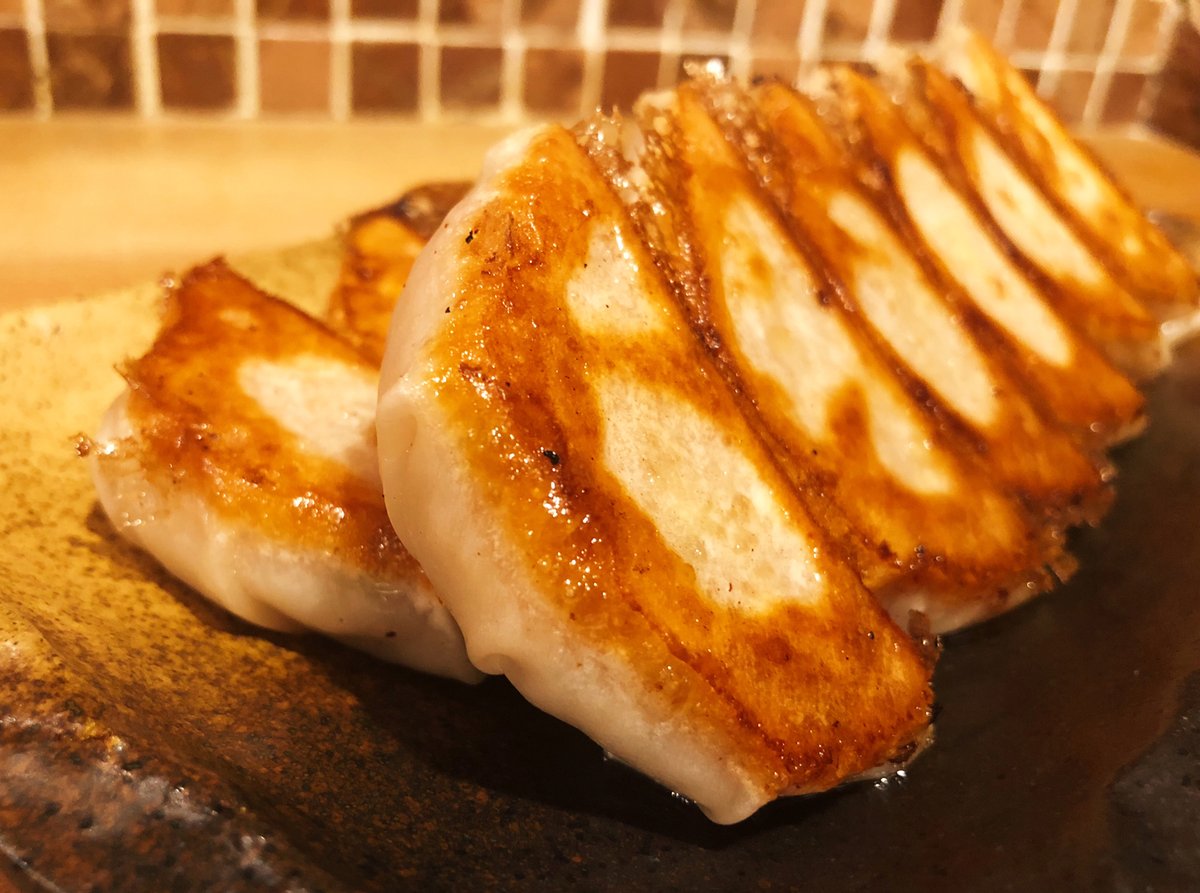 キツネ色にこんがり焼かれたパリパリ食感の焼き面とモチっとした皮の食感が最高