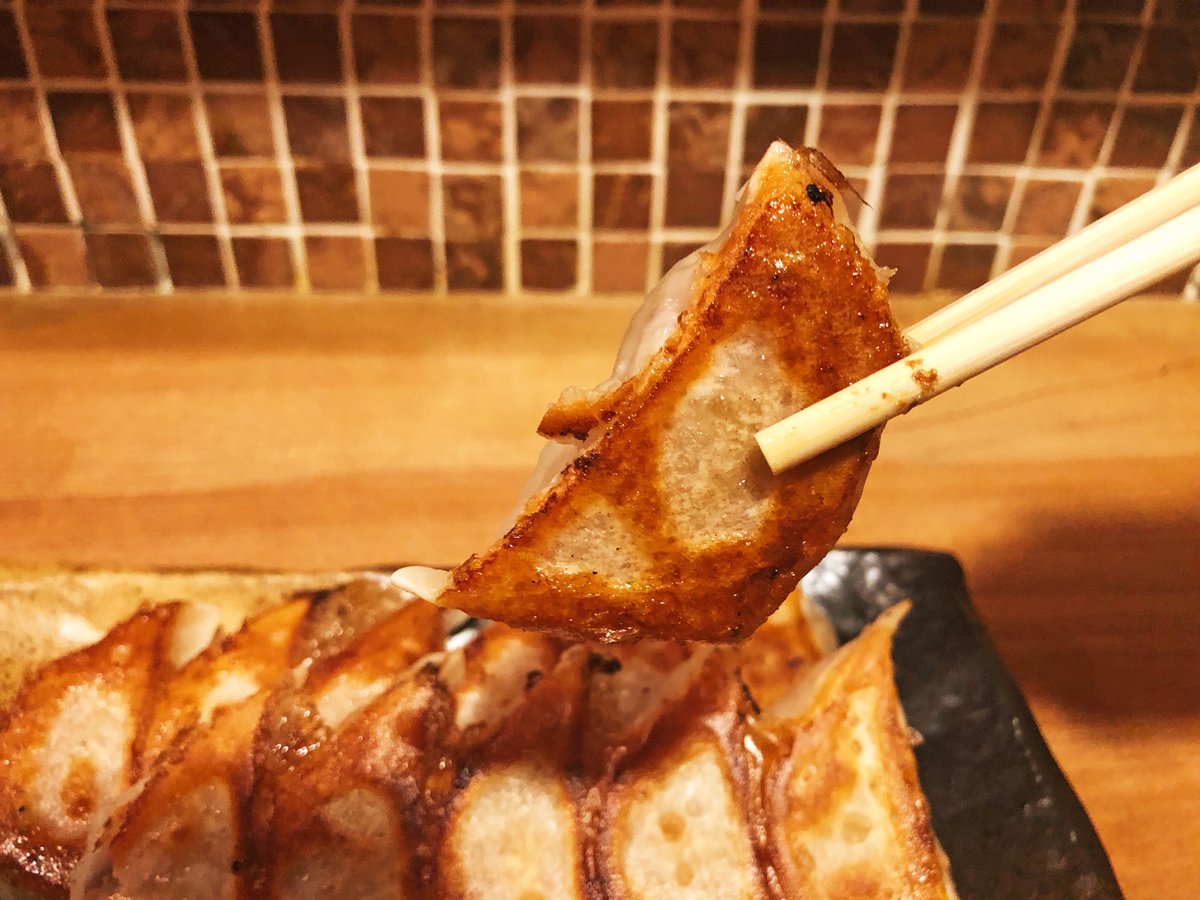 キツネ色にこんがり焼かれたパリパリ食感の焼き面とモチっとした皮の食感が最高