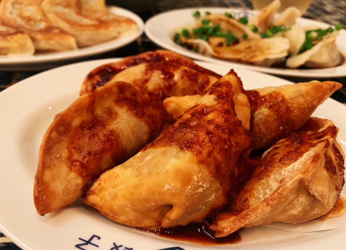 普通の餃子より2倍くらい大きい焼餃子は噛んだ瞬間に肉汁が溢れる