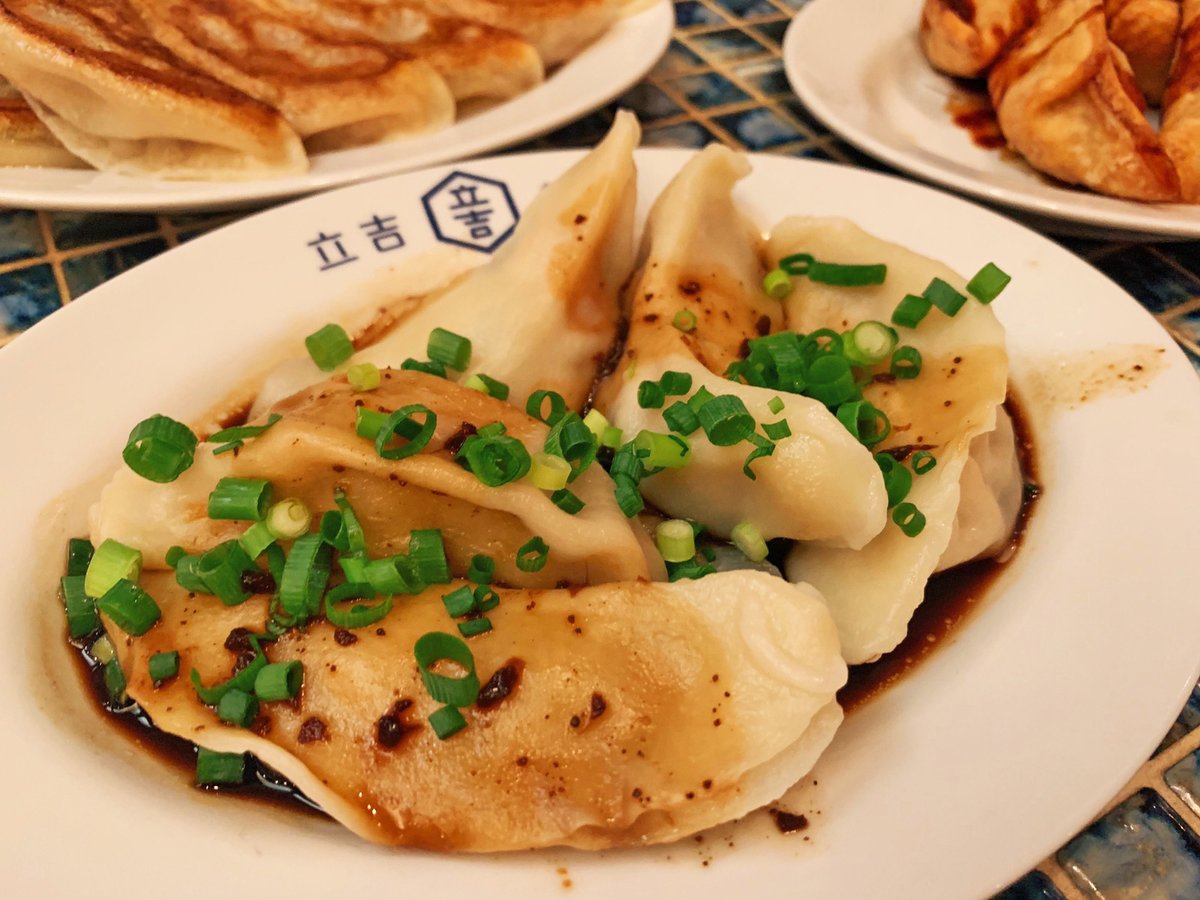 普通の餃子より2倍くらい大きい焼餃子は噛んだ瞬間に肉汁が溢れる