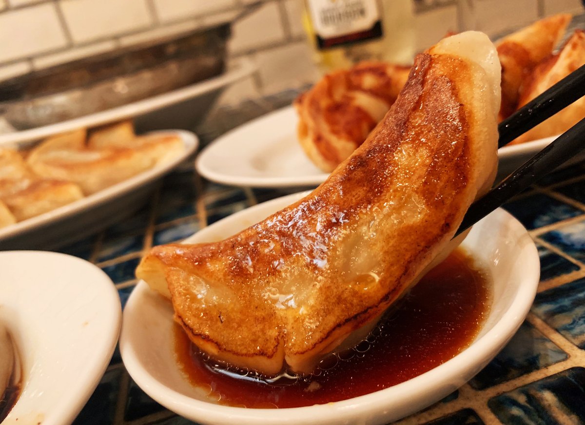 普通の餃子より2倍くらい大きい焼餃子は噛んだ瞬間に肉汁が溢れる