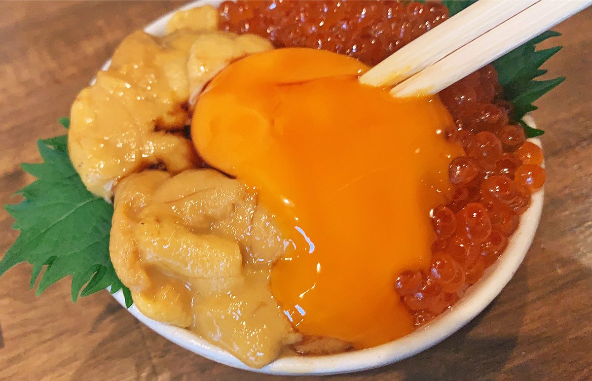   敷き詰められたウニとイクラはまるで宝石箱の様な鮮やかさ