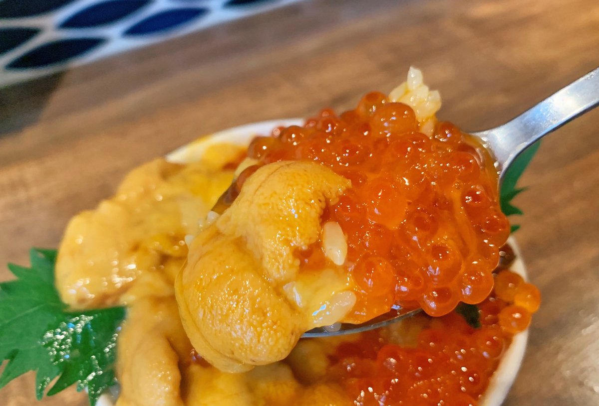   敷き詰められたウニとイクラはまるで宝石箱の様な鮮やかさ