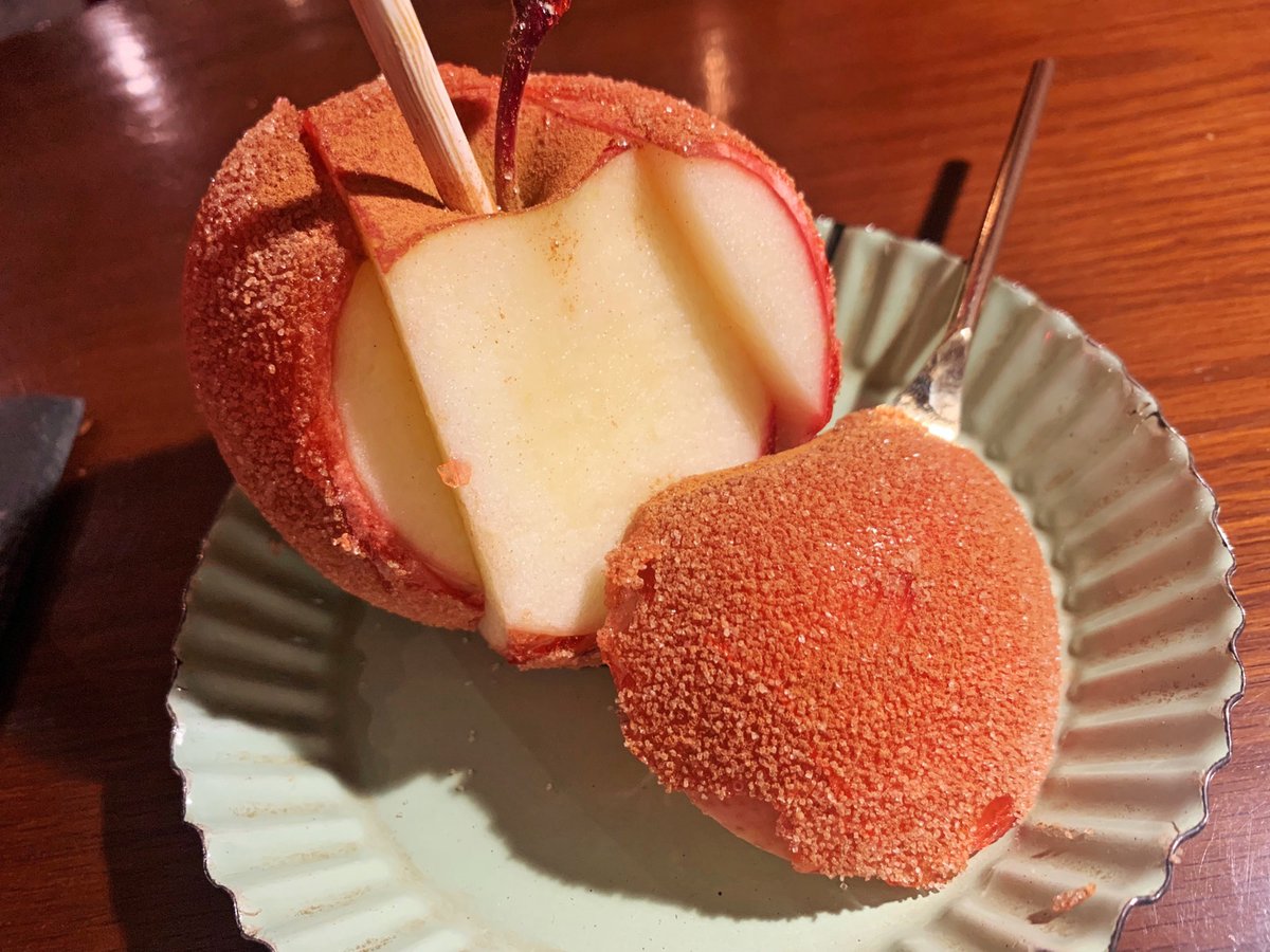 日本初のリンゴ飴専門店として有名なお店で、可愛らしい雰囲気の店内で絶品リンゴ飴を堪能できます