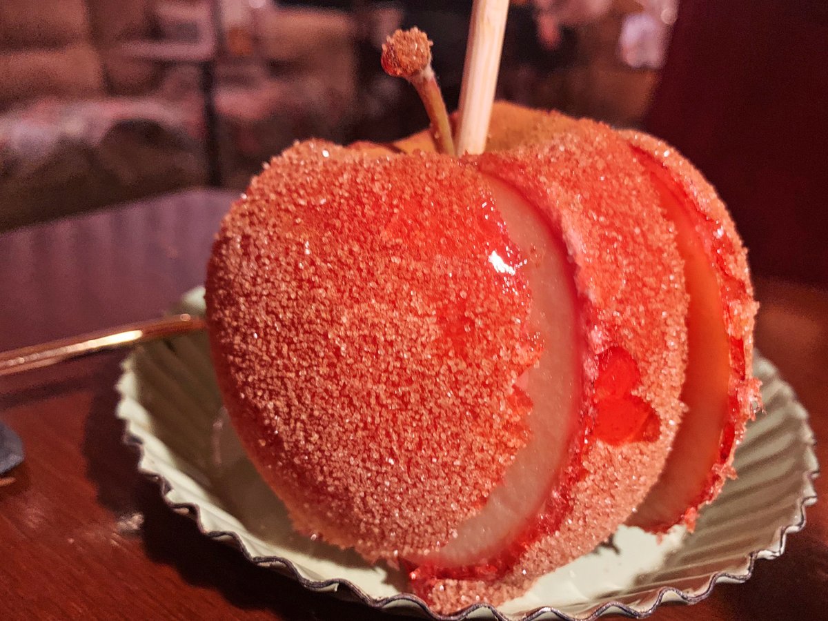 日本初のリンゴ飴専門店として有名なお店で、可愛らしい雰囲気の店内で絶品リンゴ飴を堪能できます