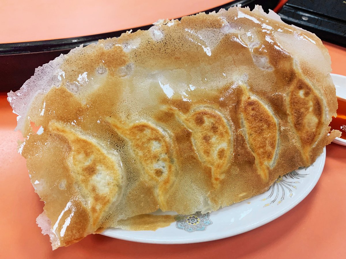 パリパリ食感が心地良く、具材がたっぷり入ったボリューム満点餃子です