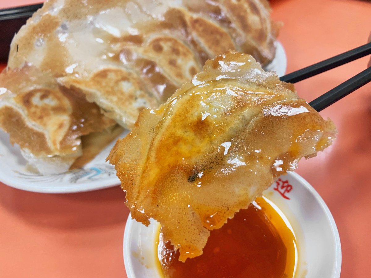 パリパリ食感が心地良く、具材がたっぷり入ったボリューム満点餃子です