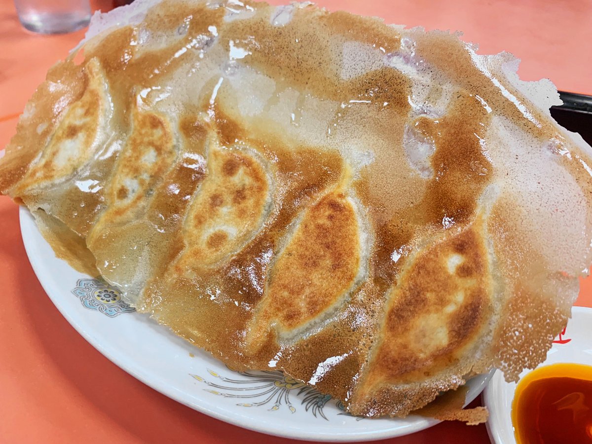 パリパリ食感が心地良く、具材がたっぷり入ったボリューム満点餃子です