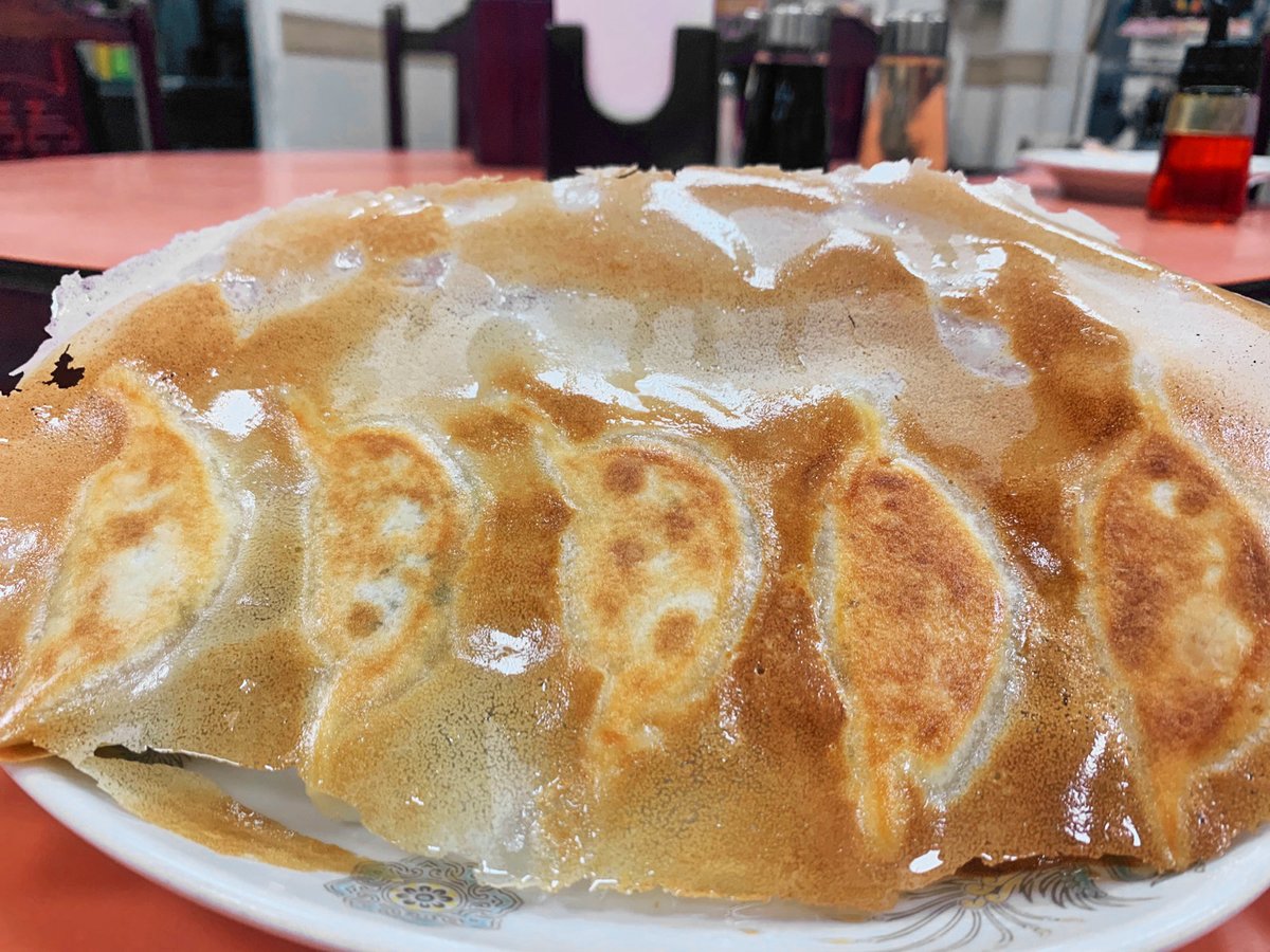パリパリ食感が心地良く、具材がたっぷり入ったボリューム満点餃子です