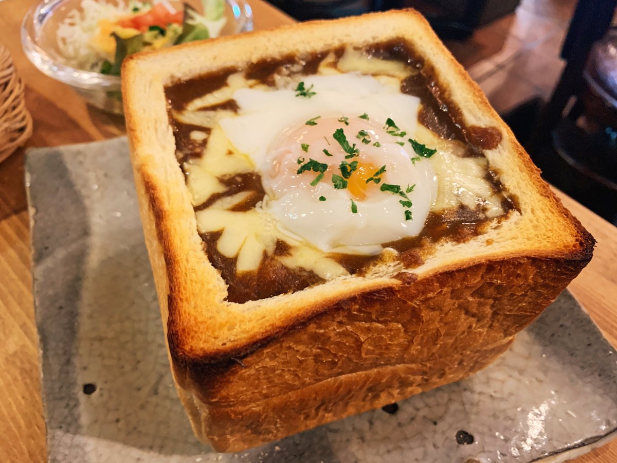 サクサクに焼き上げたトーストの中身をくり抜いてカレー&チーズで蓋をした贅沢トースト