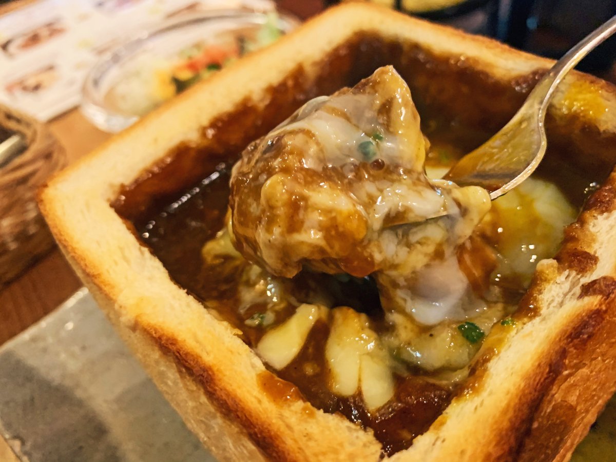 サクサクに焼き上げたトーストの中身をくり抜いてカレー&チーズで蓋をした贅沢トースト