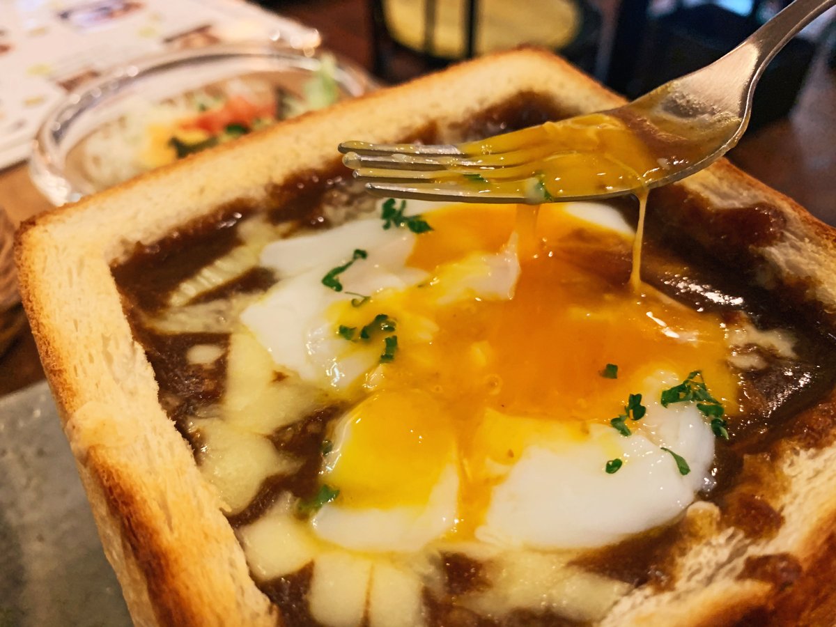 サクサクに焼き上げたトーストの中身をくり抜いてカレー&チーズで蓋をした贅沢トースト