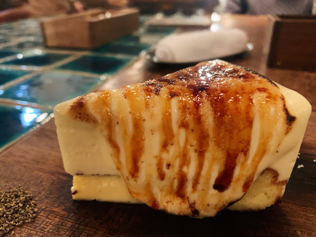 表面をバーナーで香ばしく炙るとレアチーズが溶け出して二層のチーズケーキが混ざり合う珠玉のスイーツ