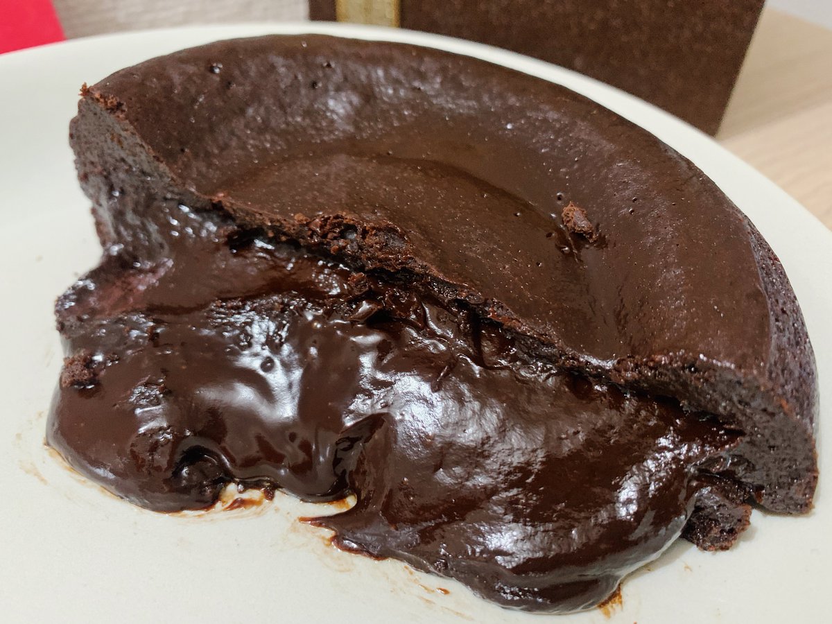 「最幸のチョコレートケーキ」をテーマとしたケーキで、ほどよい甘味の中にビターな風味も隠れた極上スイーツ✨ 温めるとフォンダンショコラ風にもなります🎶