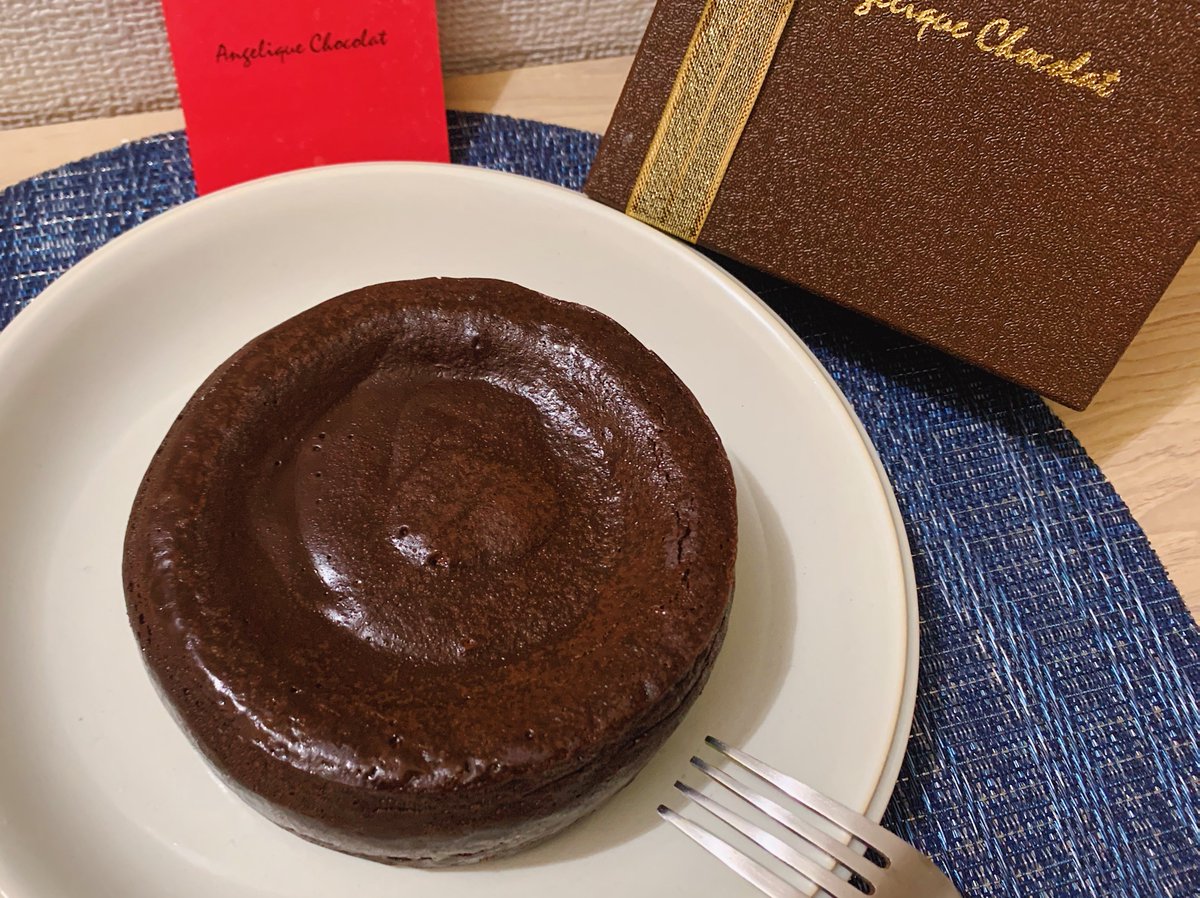 「最幸のチョコレートケーキ」をテーマとしたケーキで、ほどよい甘味の中にビターな風味も隠れた極上スイーツ✨ 温めるとフォンダンショコラ風にもなります🎶