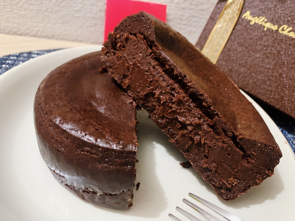 「最幸のチョコレートケーキ」をテーマとしたケーキで、ほどよい甘味の中にビターな風味も隠れた極上スイーツ✨ 温めるとフォンダンショコラ風にもなります🎶