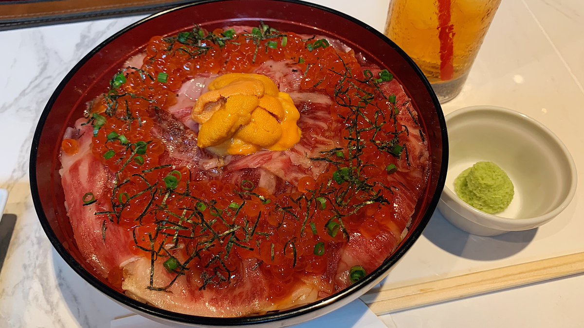 ツヤツヤ輝く脂の乗ったお肉は全身に衝撃が走るほどの柔らかさ