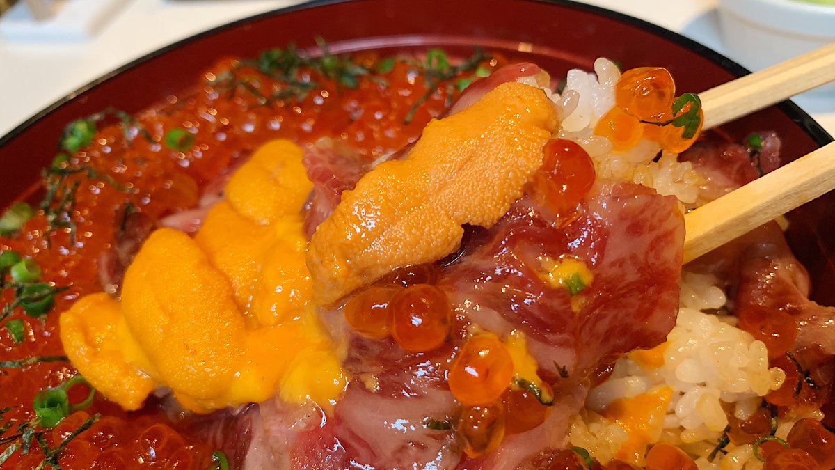 ツヤツヤ輝く脂の乗ったお肉は全身に衝撃が走るほどの柔らかさ