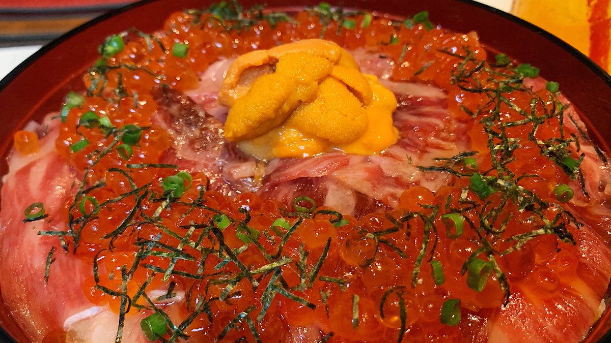 ツヤツヤ輝く脂の乗ったお肉は全身に衝撃が走るほどの柔らかさ
