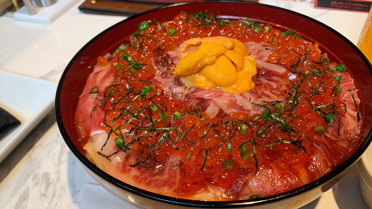 ツヤツヤ輝く脂の乗ったお肉は全身に衝撃が走るほどの柔らかさ