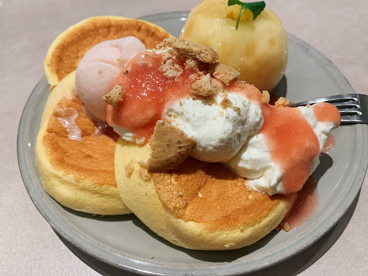 【フリッパーズ】 @東京:渋谷駅から徒歩7分 桃をまるごと使った白桃パンケーキを食べられるカフェ