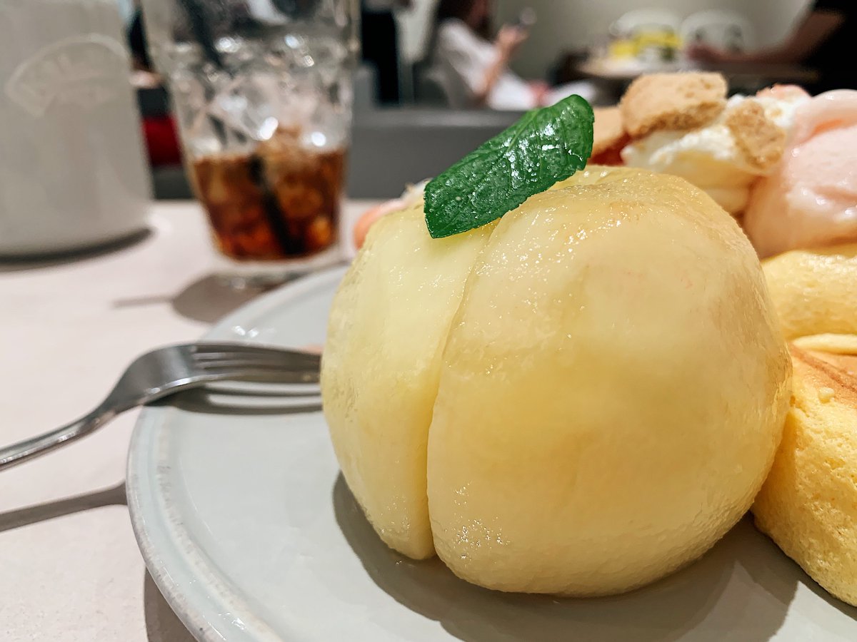 【フリッパーズ】 @東京:渋谷駅から徒歩7分 桃をまるごと使った白桃パンケーキを食べられるカフェ