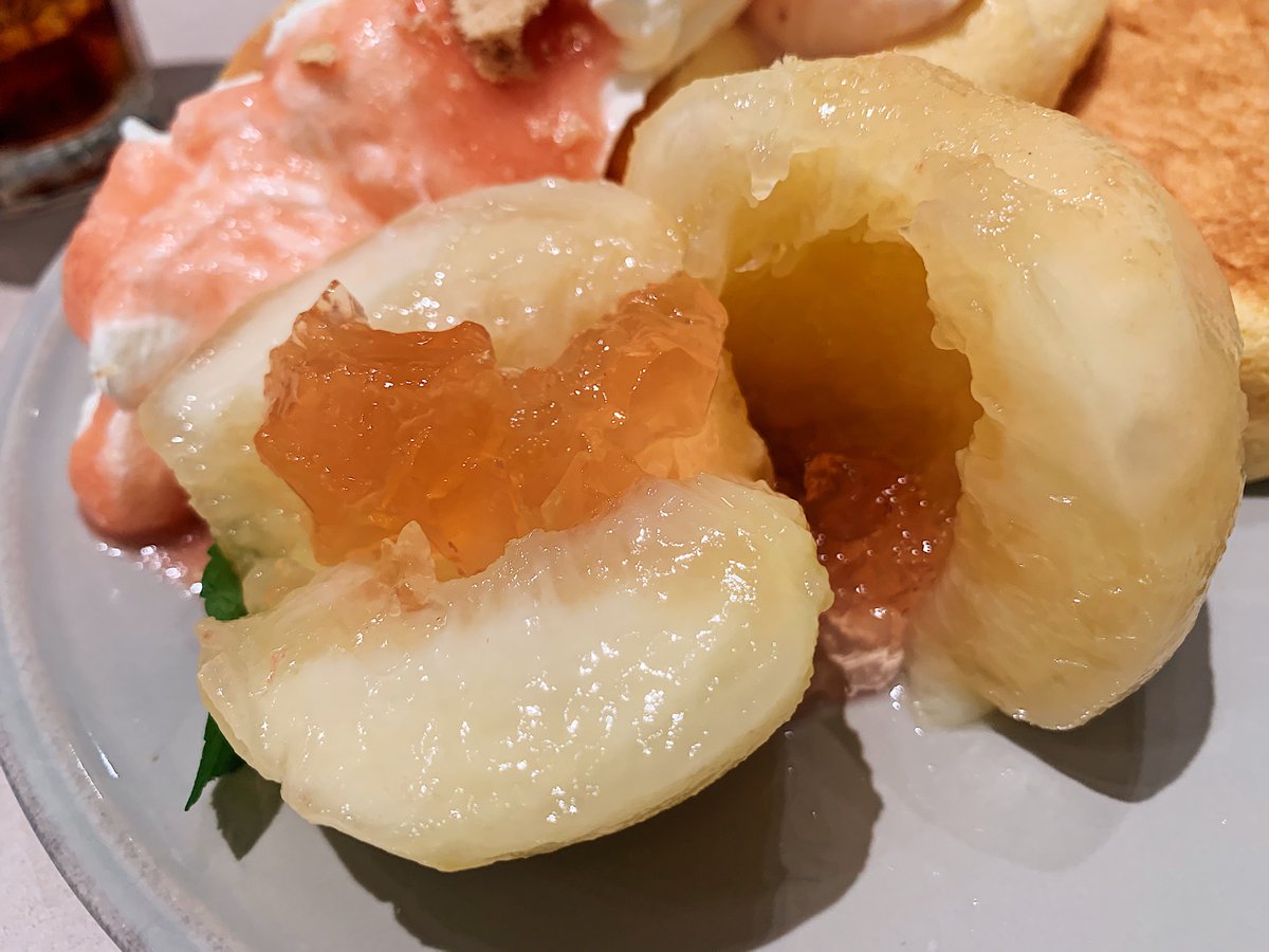 【フリッパーズ】 @東京:渋谷駅から徒歩7分 桃をまるごと使った白桃パンケーキを食べられるカフェ