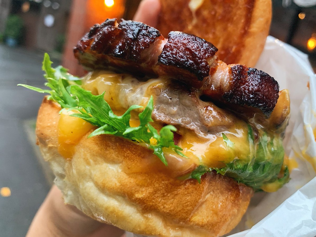 下にはチーズパティが挟まれた二段構えのハンバーガーです