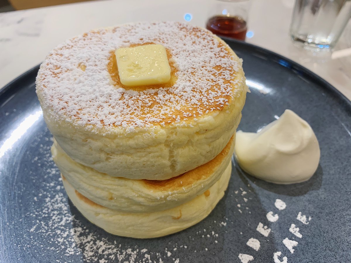 【ミカサデコ&カフェ】 @原宿駅から徒歩5分 厚みが半端ないリコッタパンケーキを食べられるカフェ 3段重ねのパンケーキは、お皿を揺らすとパンケーキも揺れるくらいふんわり