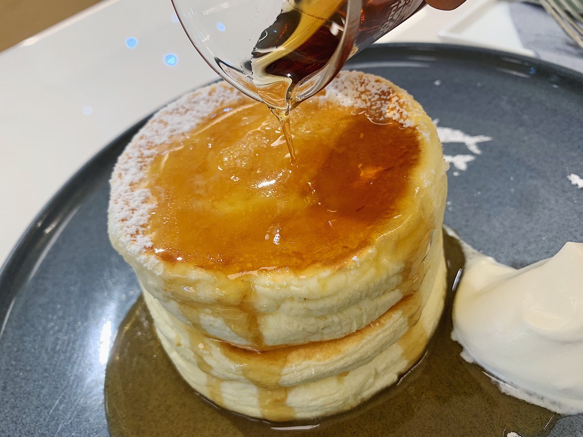 【ミカサデコ&カフェ】 @原宿駅から徒歩5分 厚みが半端ないリコッタパンケーキを食べられるカフェ 3段重ねのパンケーキは、お皿を揺らすとパンケーキも揺れるくらいふんわり