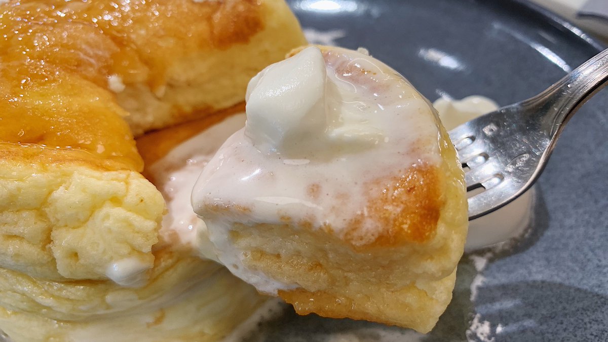 【ミカサデコ&カフェ】 @原宿駅から徒歩5分 厚みが半端ないリコッタパンケーキを食べられるカフェ 3段重ねのパンケーキは、お皿を揺らすとパンケーキも揺れるくらいふんわり