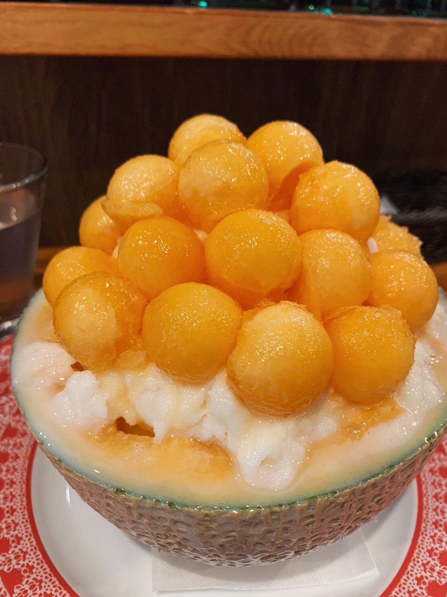 【下北果実】 @東京:下北沢駅から徒歩3分 赤肉メロンを半玉使ったかき氷を食べられるお店
