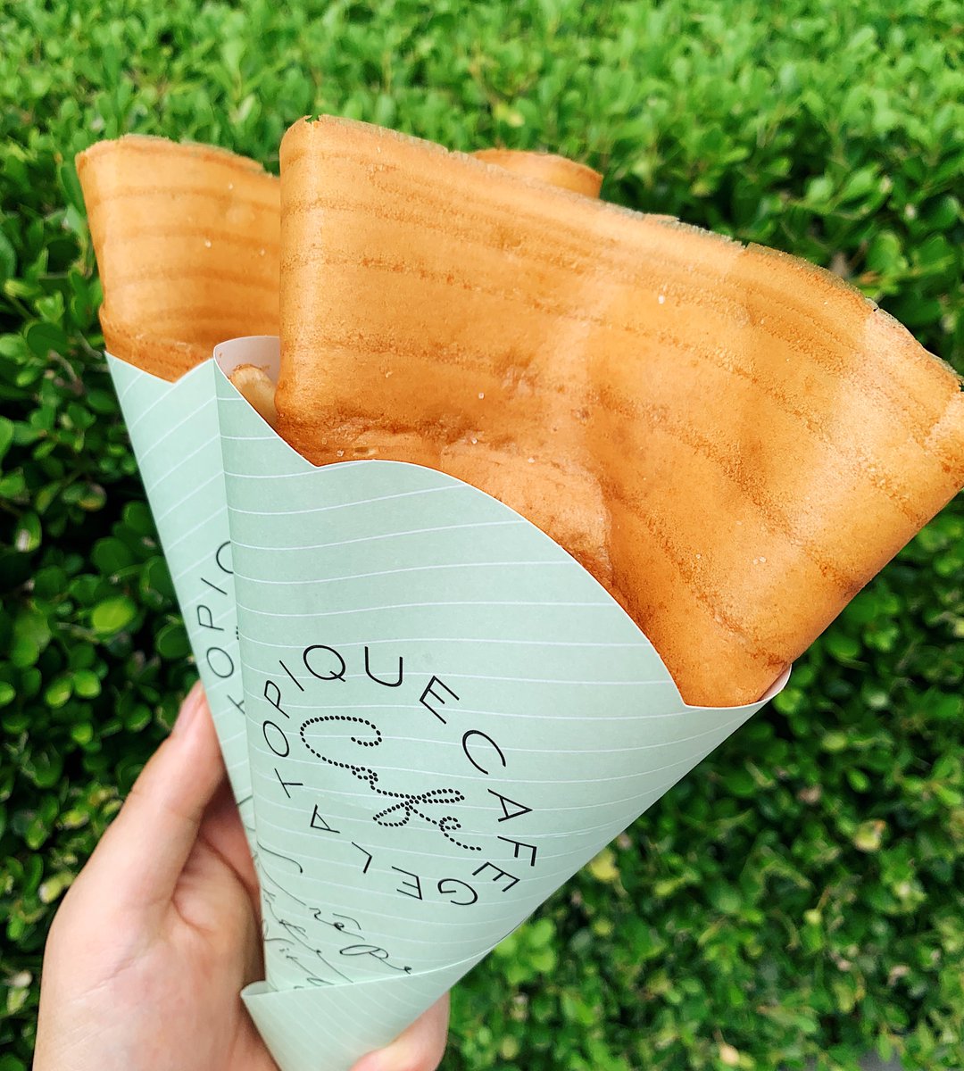 キツネ色に焼き上げた香ばしい皮にはバターが染み込んでおり心地良いモチモチ感も同時に楽しめる逸品