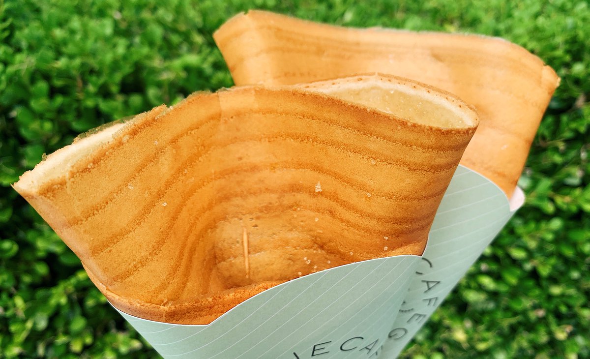 キツネ色に焼き上げた香ばしい皮にはバターが染み込んでおり心地良いモチモチ感も同時に楽しめる逸品
