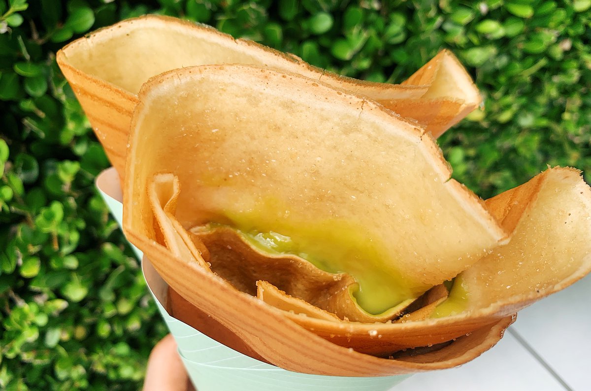 キツネ色に焼き上げた香ばしい皮にはバターが染み込んでおり心地良いモチモチ感も同時に楽しめる逸品