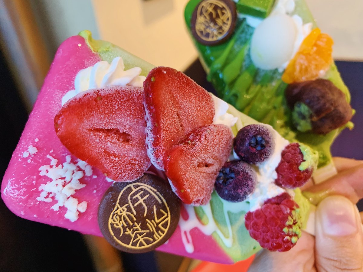 抹茶アイスの上に抹茶生チョコや白玉を乗せた「まっちゃ」、甘いイチゴの風味もプラスした「いちご」等フレーバーも豊富