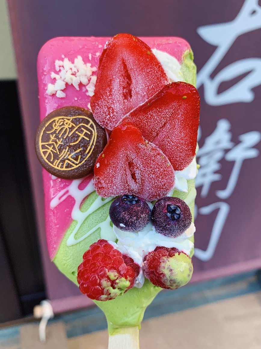 抹茶アイスの上に抹茶生チョコや白玉を乗せた「まっちゃ」、甘いイチゴの風味もプラスした「いちご」等フレーバーも豊富