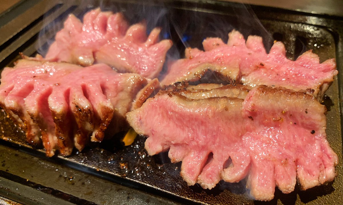 【白か黒】 @東京:西新宿駅から徒歩1分 希少な特上厚切り牛タンを食べられるお店