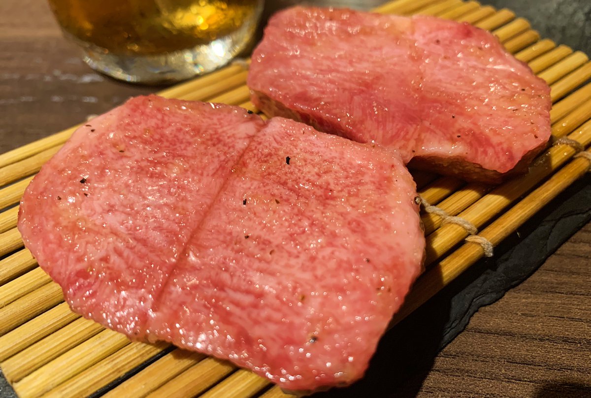 【白か黒】 @東京:西新宿駅から徒歩1分 希少な特上厚切り牛タンを食べられるお店