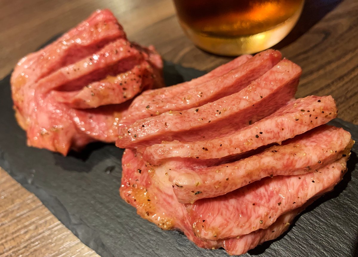 【白か黒】 @東京:西新宿駅から徒歩1分 希少な特上厚切り牛タンを食べられるお店