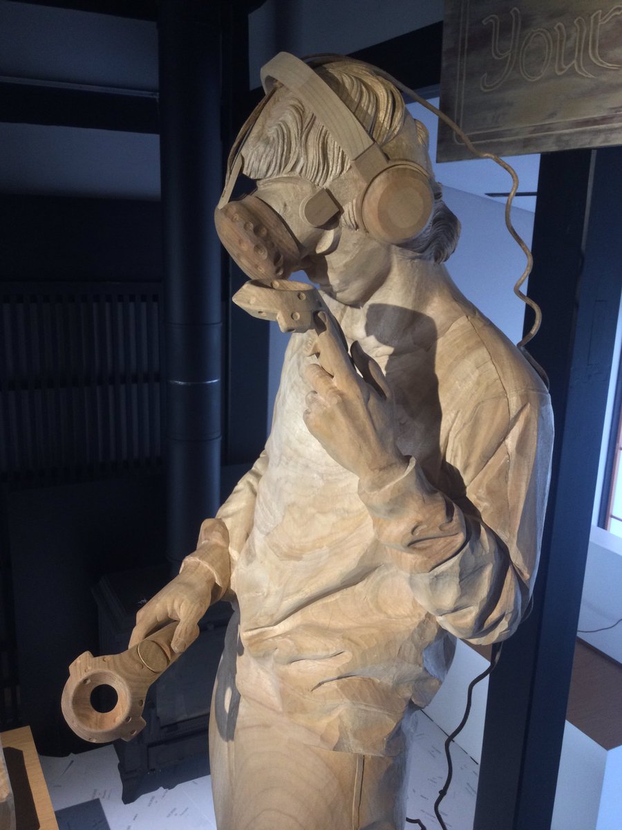 多分ですけど私は人類で初めてVRデバイスを木で彫りました 