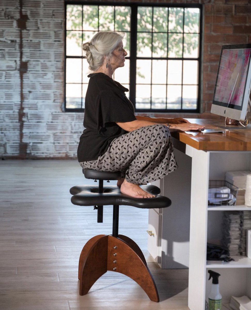 この椅子ほしい〜 椅子の上でも膝立てる民だから欲しい 冬は冷えそうだが… 