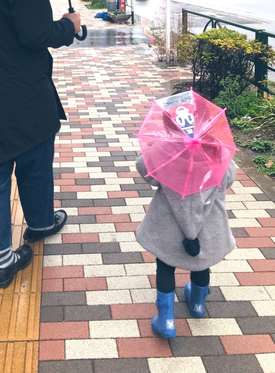 1〜2歳の子供が傘を持ちたがるけど、手を繋げず危なっかしい