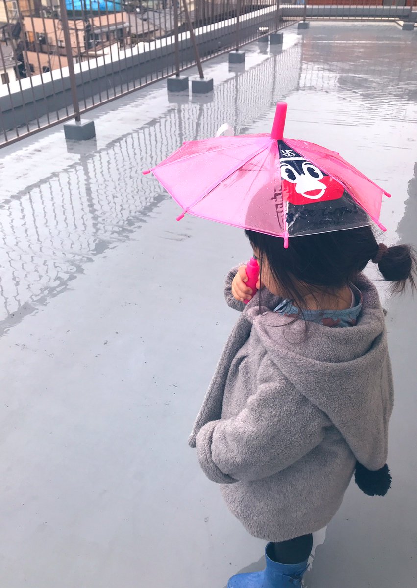 1〜2歳の子供が傘を持ちたがるけど、手を繋げず危なっかしい