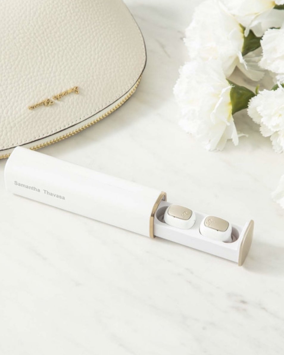 サマンサタバサの完全ワイヤレスイヤホン デザイン可愛いし音質も良いらしいから欲しいんだけどホワイトにするかピンクにするかずっと迷ってる 