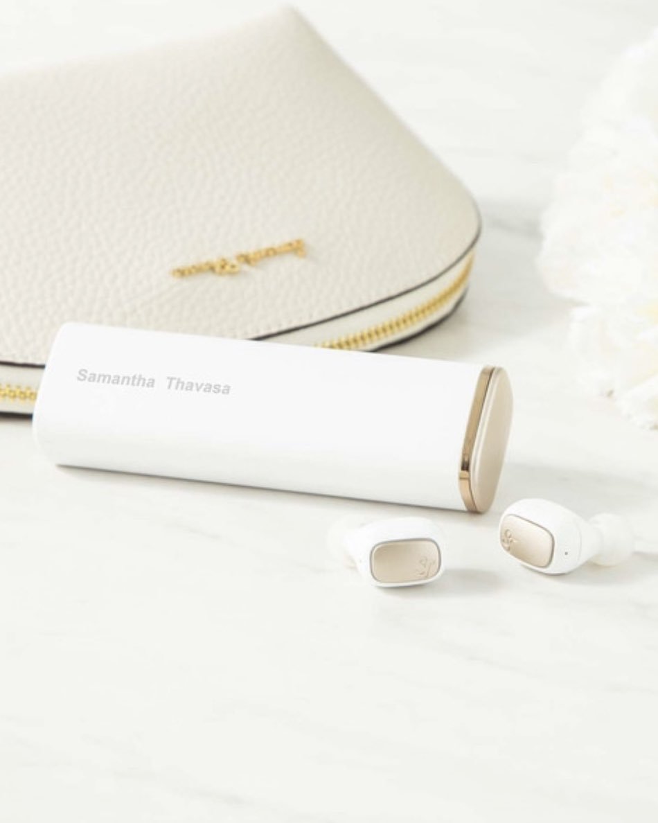 サマンサタバサの完全ワイヤレスイヤホン デザイン可愛いし音質も良いらしいから欲しいんだけどホワイトにするかピンクにするかずっと迷ってる 